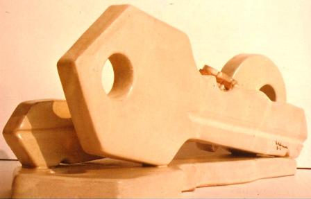 Pio Mastrogiacomo (Acerno), Scultura di chiavi, 1981 ceramica cm40x30x30