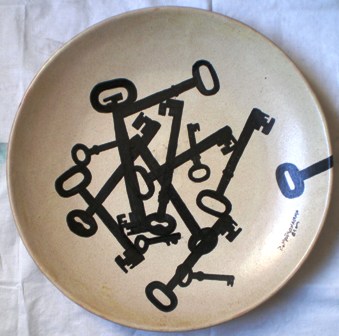 Piatto con chiavi nere, 1988 ceramica dm.40, Pio Mastrogiacomo