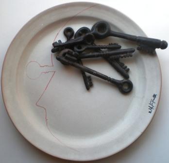 Piatto con profilo e chiavi, 1985 ceramica artistica, Pio Mastrogiacomo.