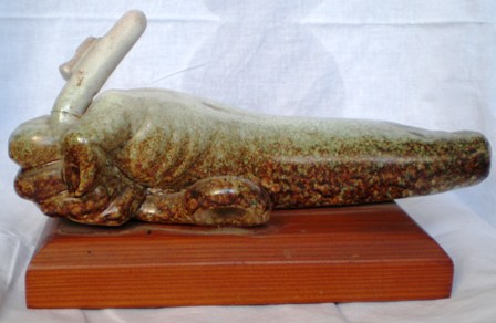 Mano che in pugna con forza la chiave, 1983 ceramica cm 30x15,Pio Mastrogiacomo