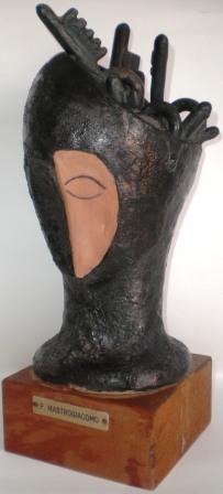 Pio Mastrogiacomo (Acerno),Testa con chiavi,1982 ceramica artistica h35