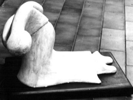 Prostrazione di un prete, 1997 scultura in gesso, Pasquale Mastrogiacomo, Acerno(SA).